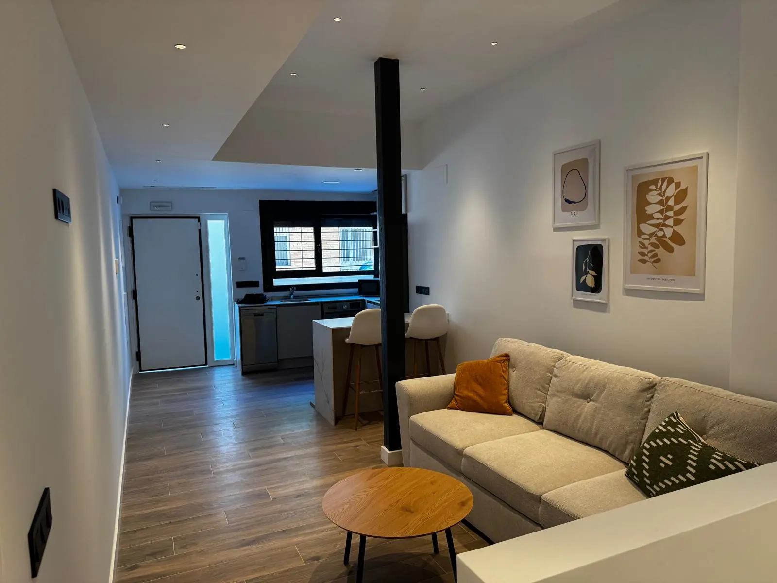 Salón y cocina terminados tras convertir un local en tres viviendas