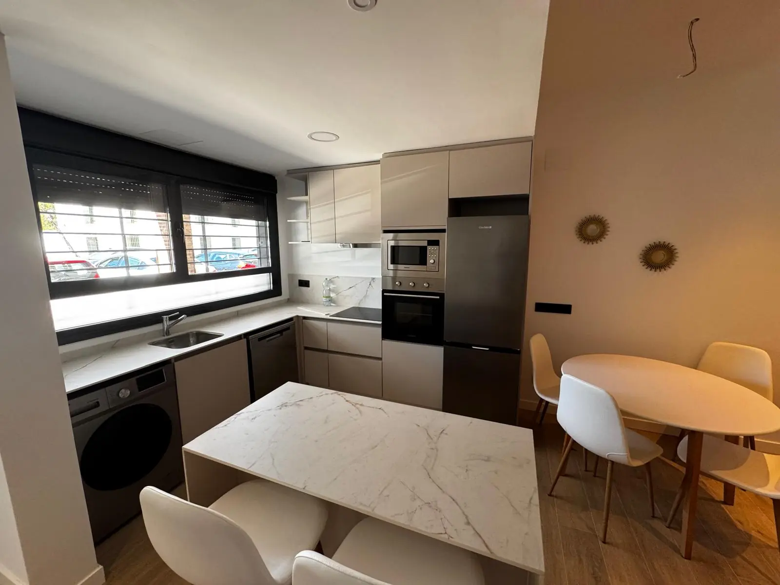 Cocina equipada con isla de una de las viviendas del proyecto