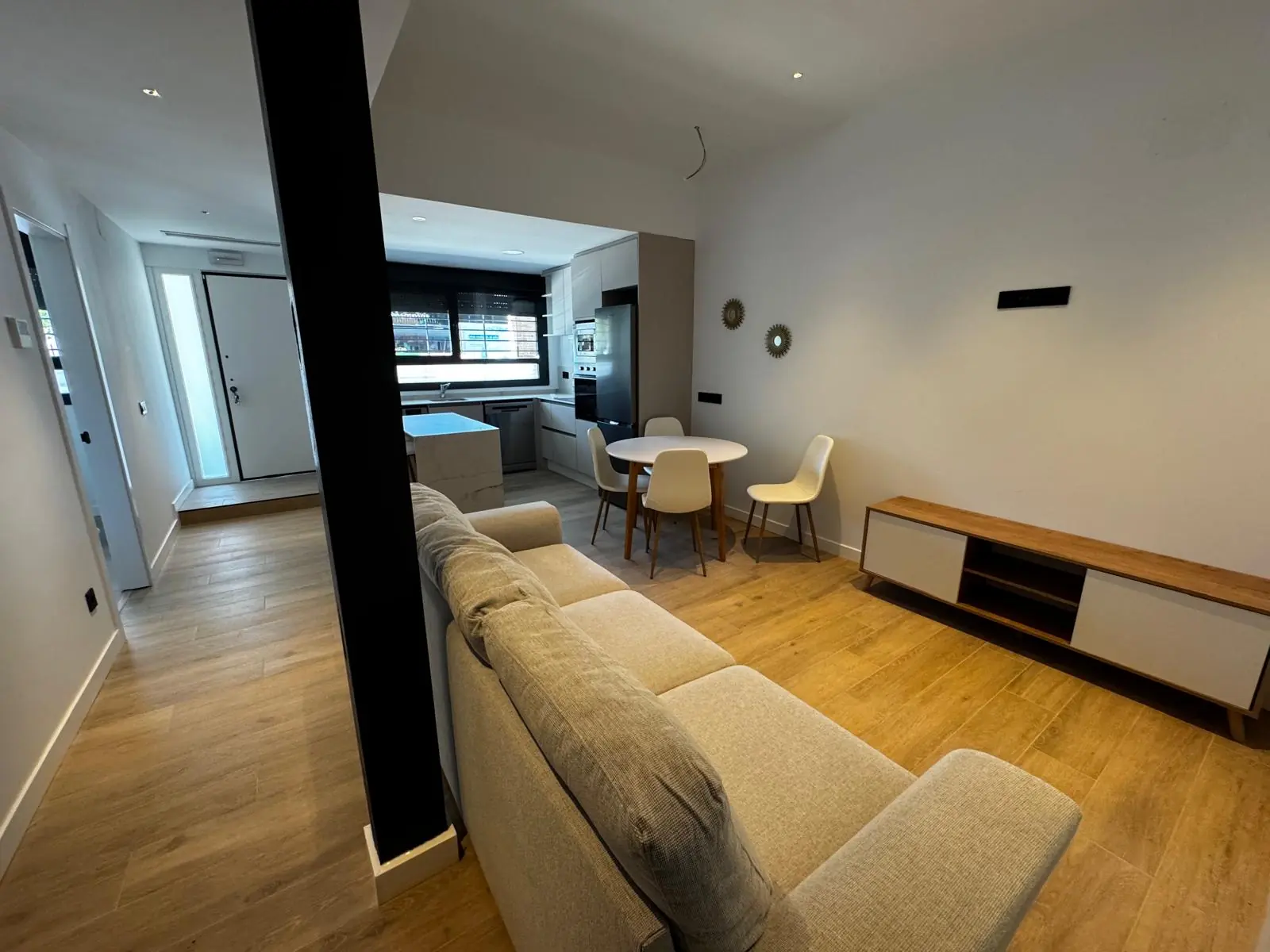 Vista general de salón, comedor y cocina de la primera vivienda