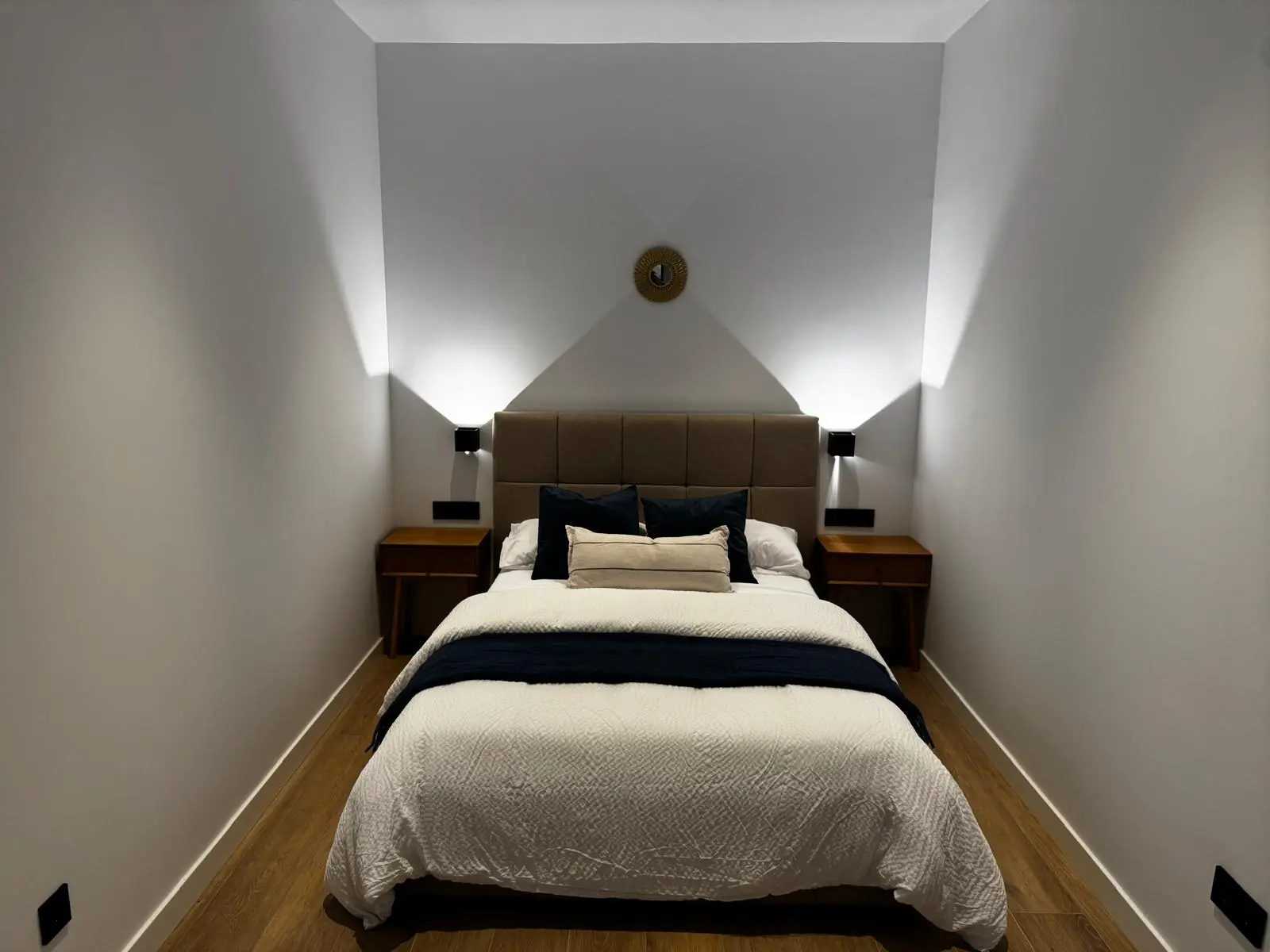 Dormitorio con iluminación ambiental de la segunda vivienda