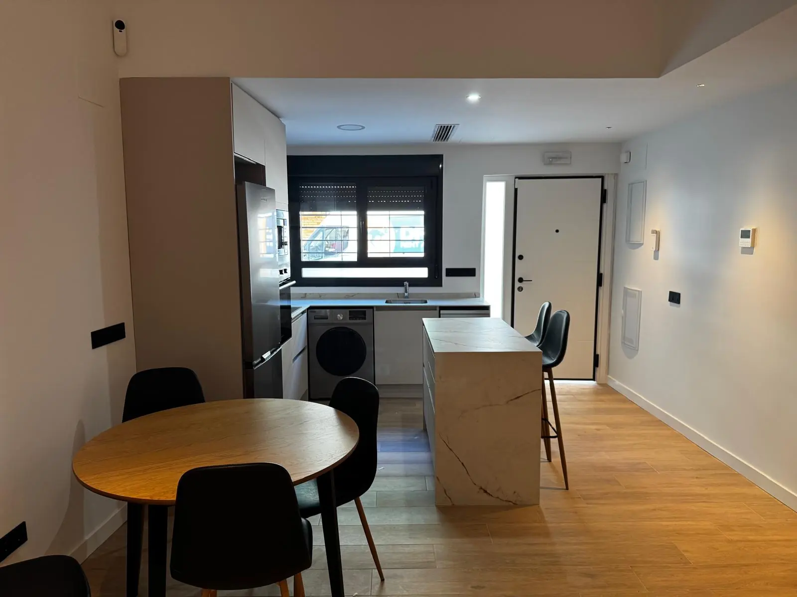 Fotografía del Proyecto Tríada 160 de Grupo Loal en Pinto: cocina abierta tras un cambio de uso