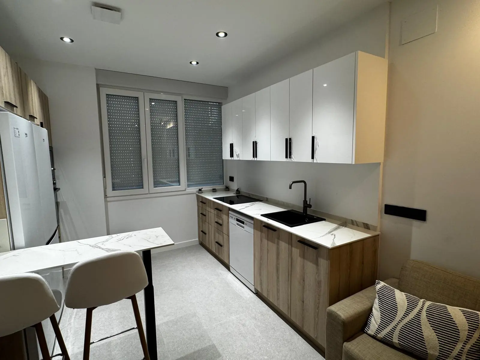 Cocina abierta y zona de estar terminadas en una vivienda de Pinto
